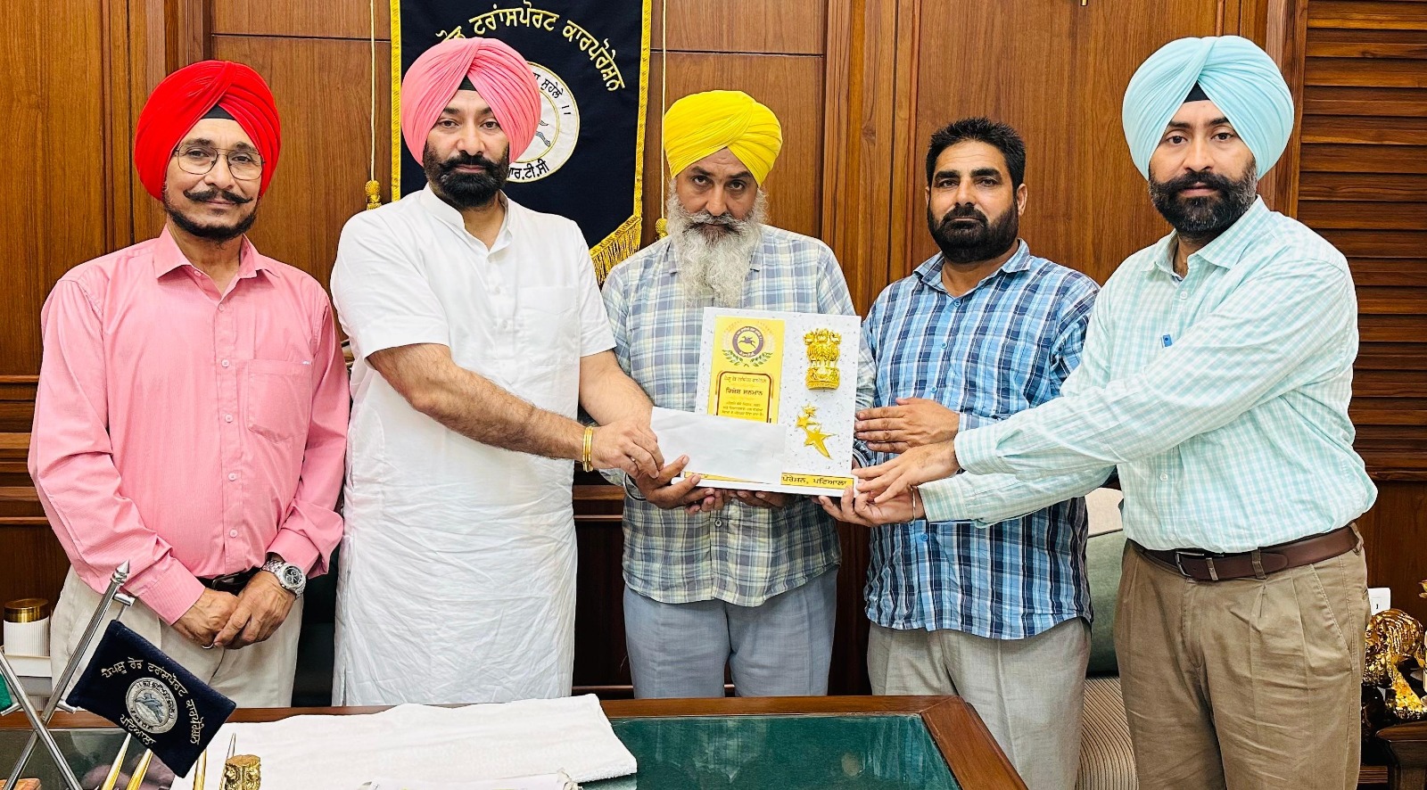 बस में भूल गए 3 लाख रुपए, कंडक्टर-ड्राइवर ने लौटाए